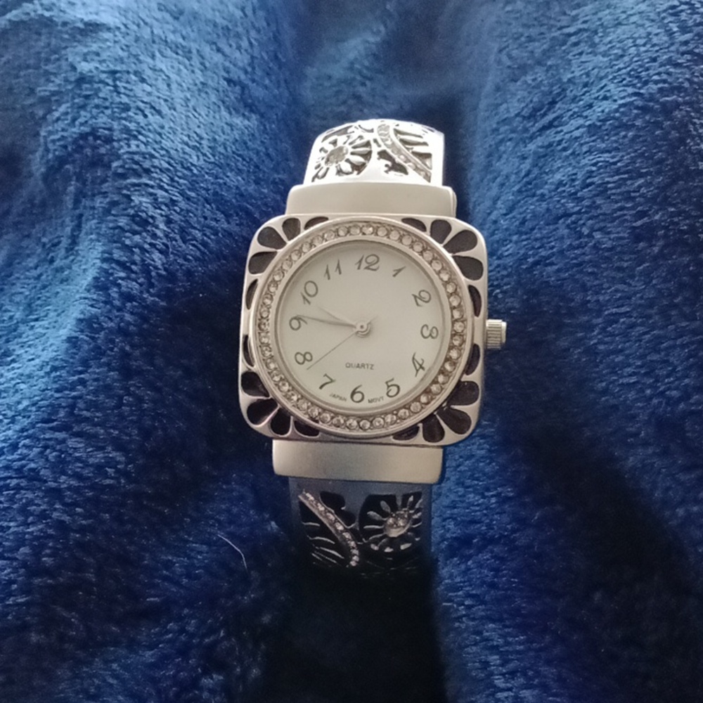 QUARTZ WATCH SILVER AND BLACK BANGLE STYLE OPENS NEW BATTERY